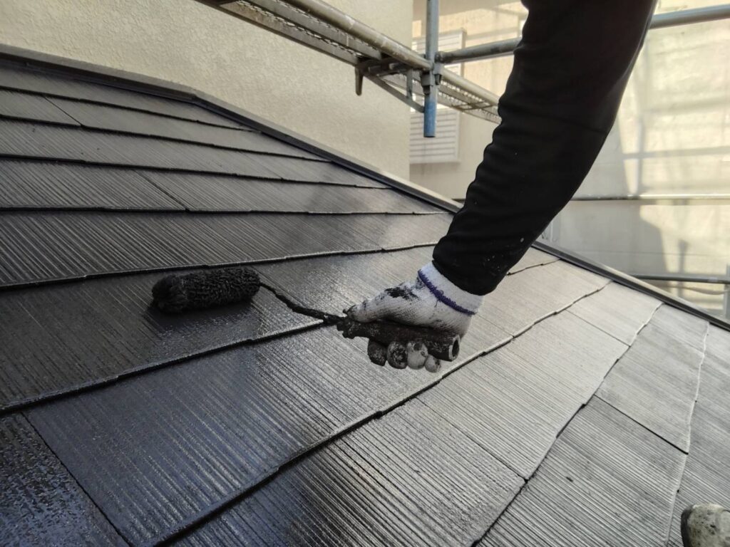 屋根上塗りの様子