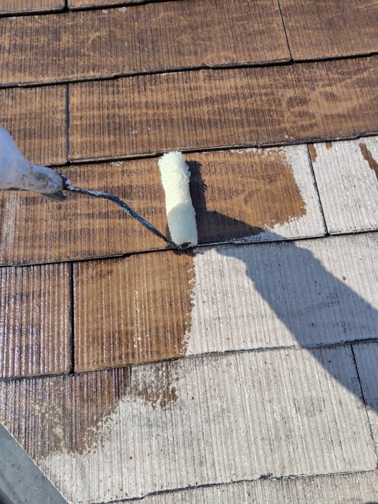 屋根下塗りの様子