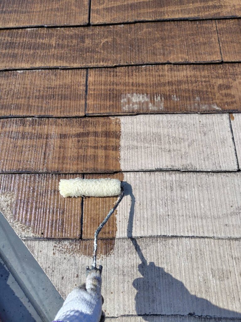 屋根下塗りの様子