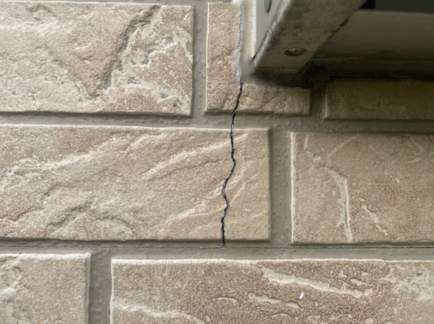 外壁サイディングの目地部分に生じた縦方向のひび割れ