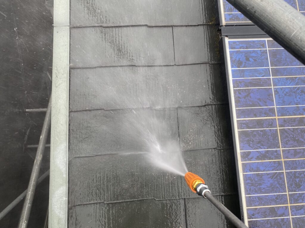 屋根塗装前の高圧洗浄作業