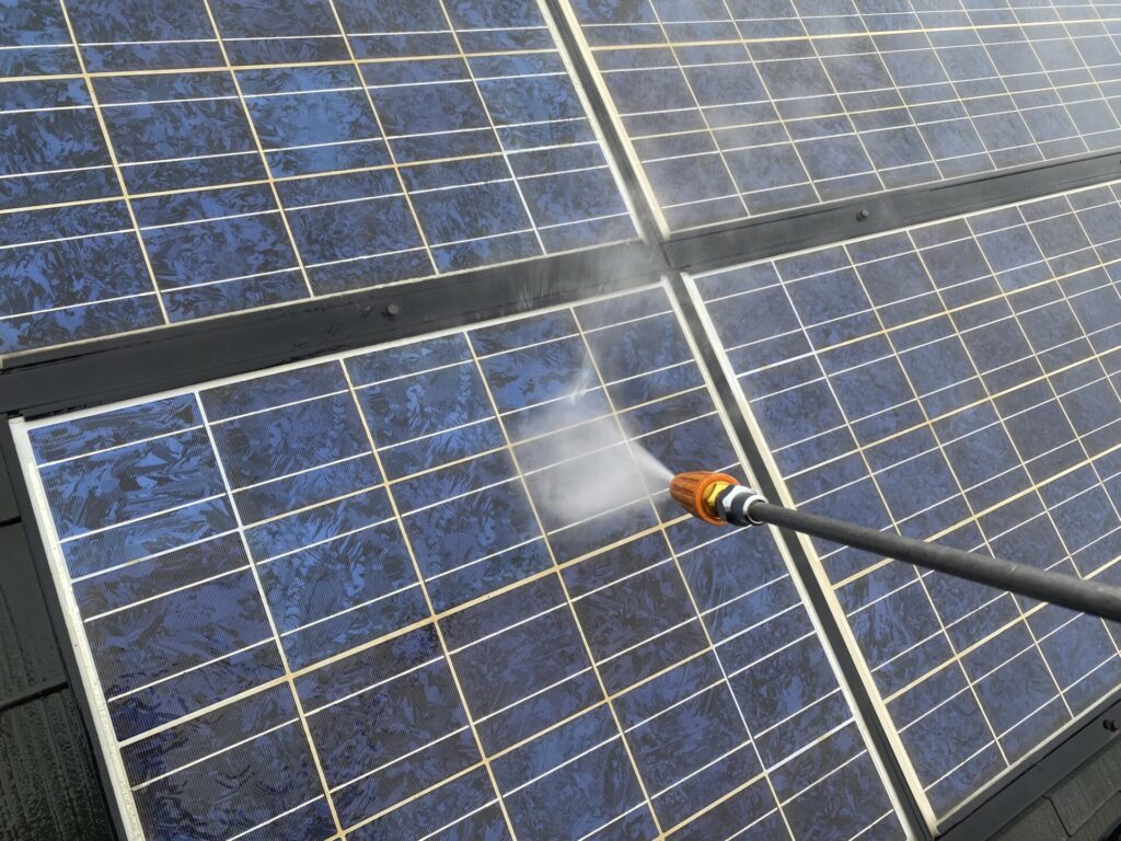 太陽光パネルの汚れ落とし洗浄