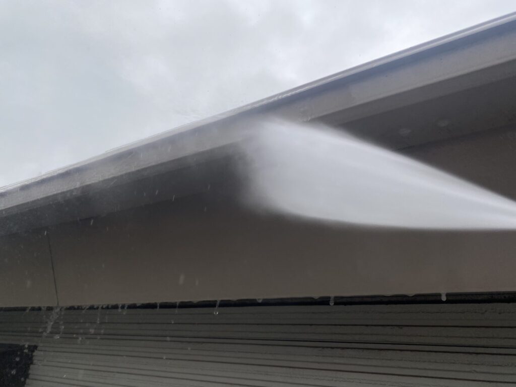 外壁サイディングの苔除去ビフォーアフター