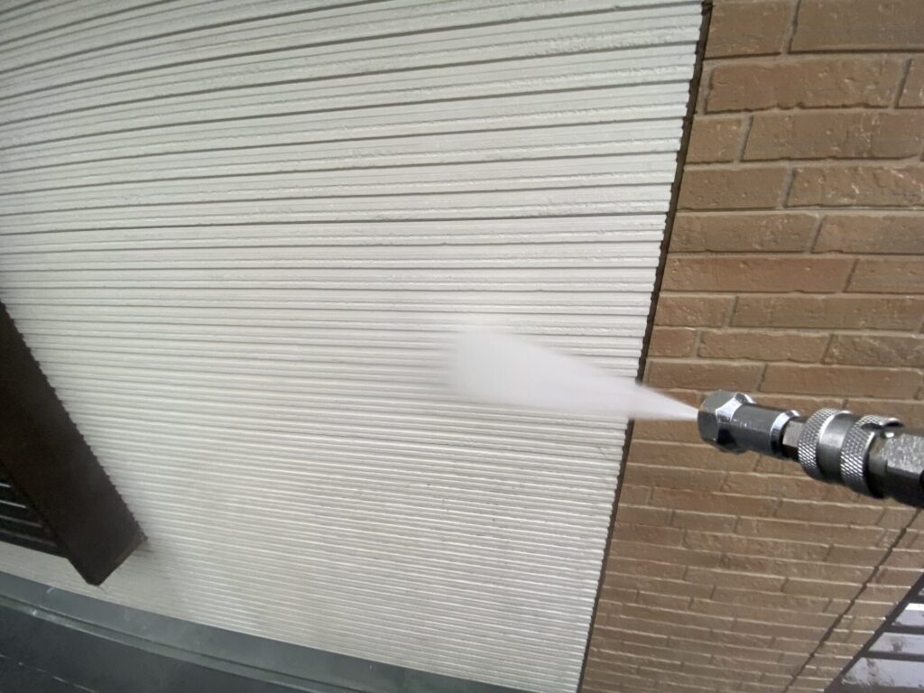 外壁サイディングの苔除去ビフォーアフター