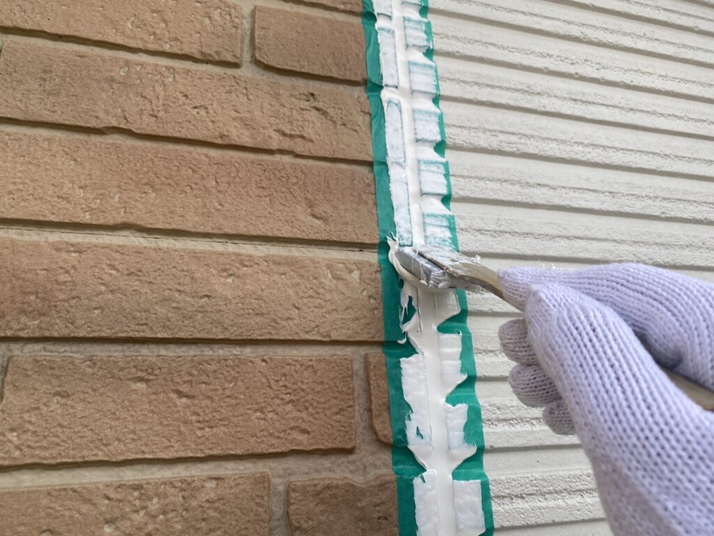 ヘラによる表面仕上げと圧着作業