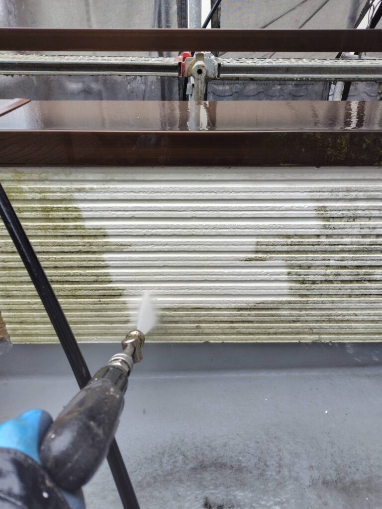 外壁サイディングの苔除去ビフォーアフター