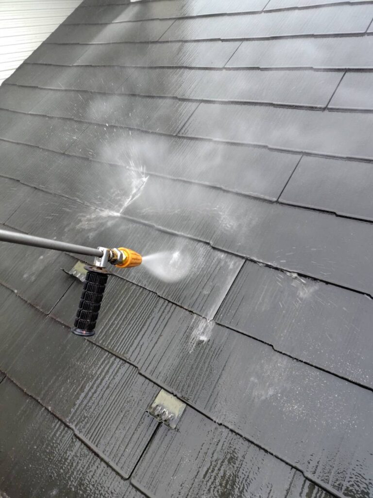 屋根塗装前の高圧洗浄作業