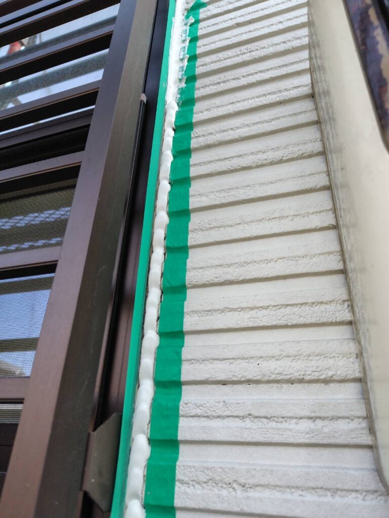 コーキングガンによるシーリング材の充填