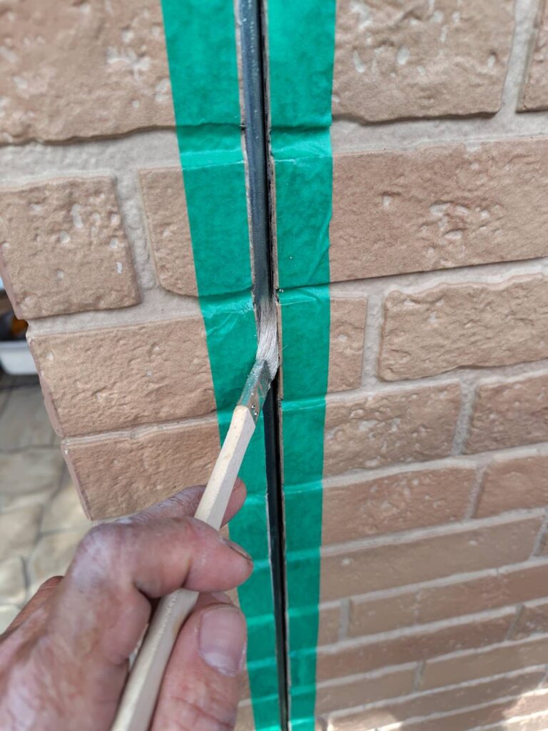 継ぎ目へのマスキングテープ養生とプライマー塗布