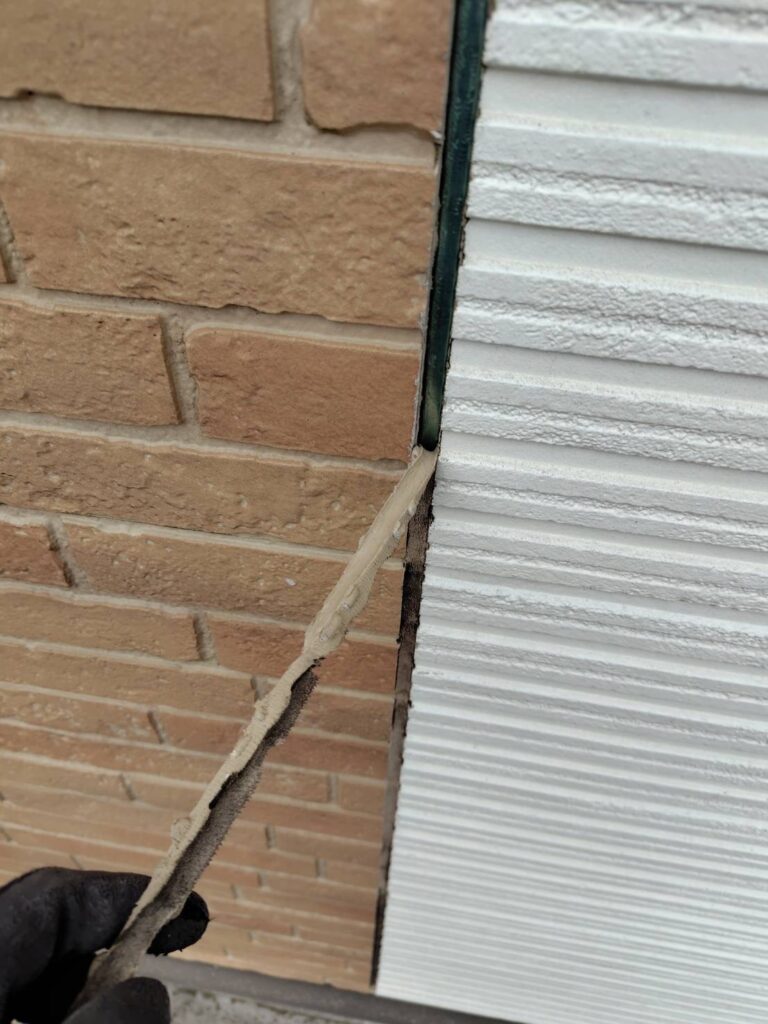 劣化した既存シーリングの撤去作業