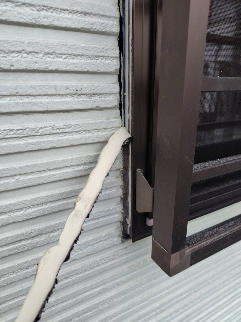 劣化した既存シーリングの撤去作業