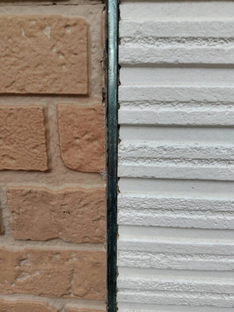 劣化した既存シーリングの撤去作業