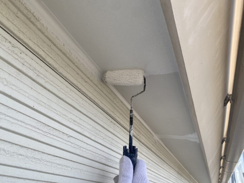 軒天塗装の1回目作業の様子