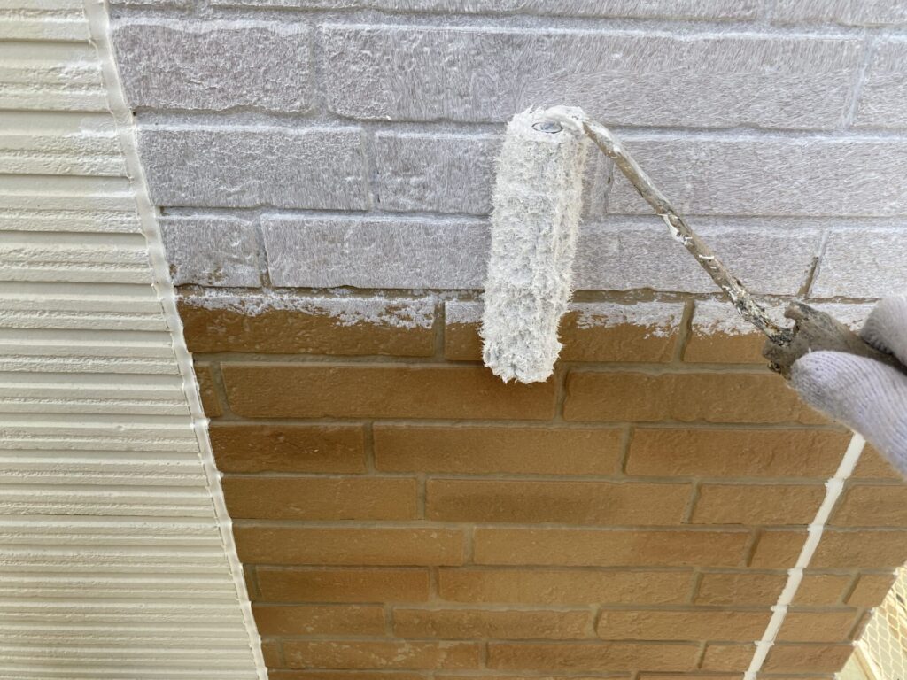 ローラーで丁寧に下塗り材を塗布