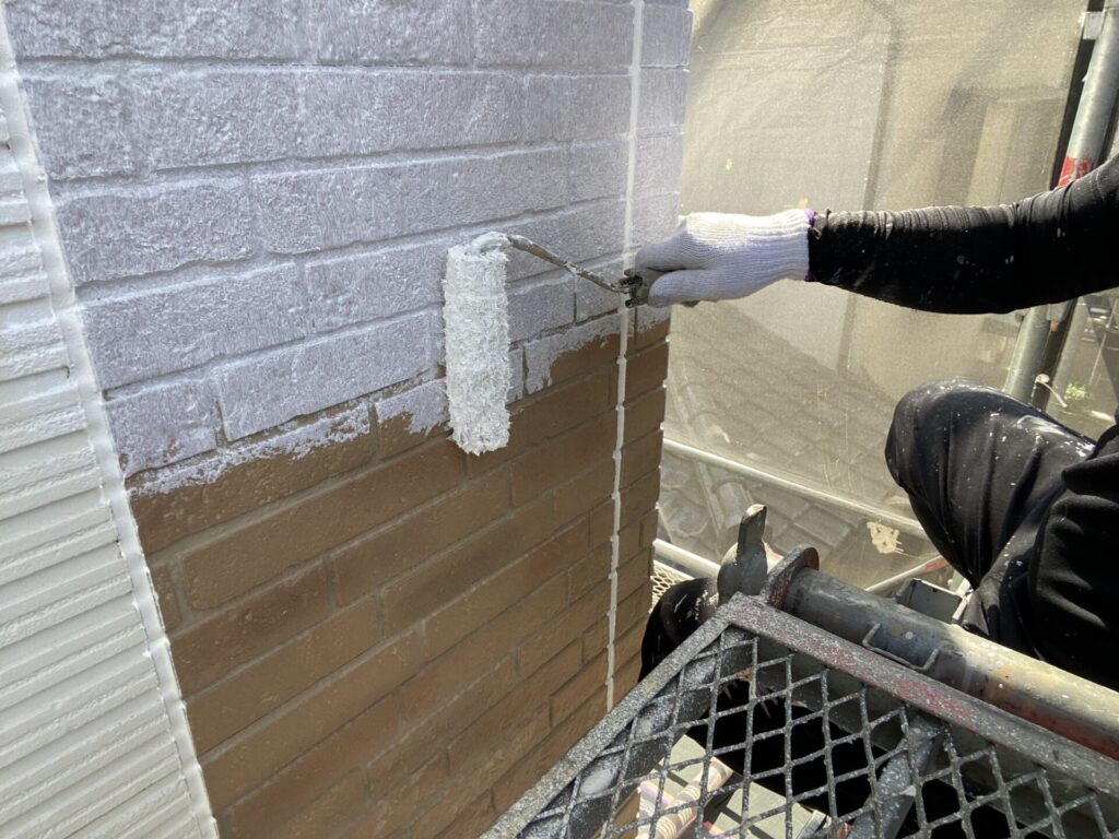 ローラーで丁寧に下塗り材を塗布