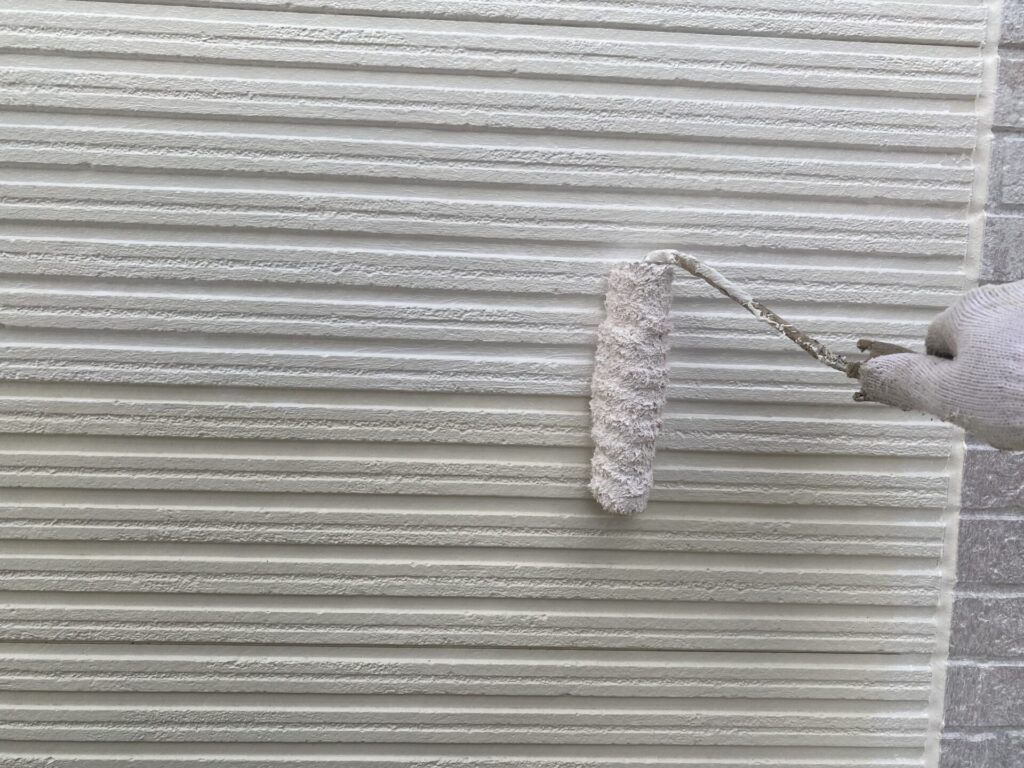 ローラーで丁寧に下塗り材を塗布