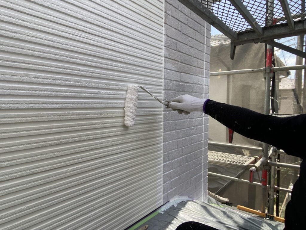 ローラーで丁寧に下塗り材を塗布