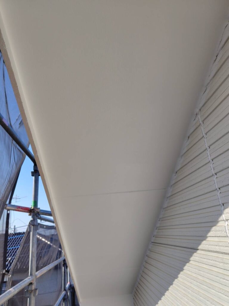 塗装が完了し、明るく仕上がった軒天