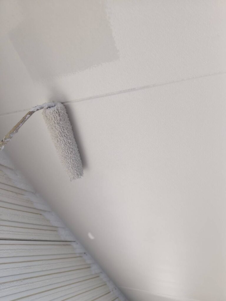 軒天塗装の1回目作業の様子