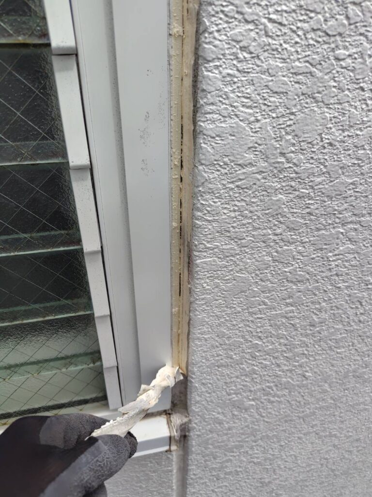 劣化した既存シーリングの撤去作業