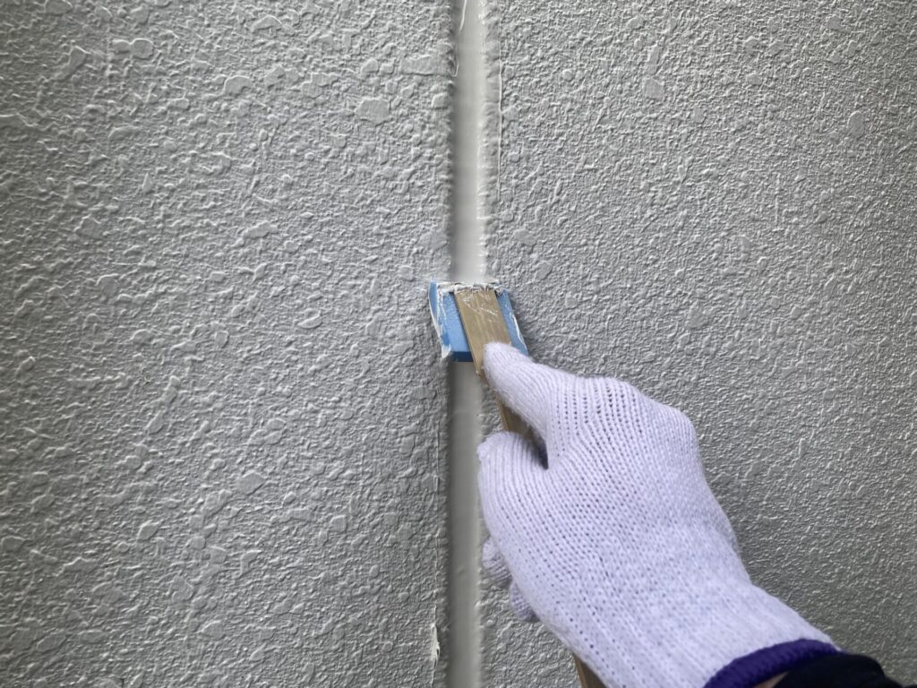 シーリングをヘラで押さえている様子