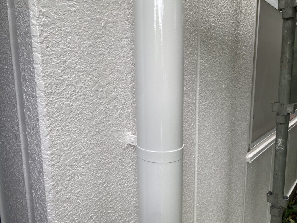 縦樋塗装が完了した様子。