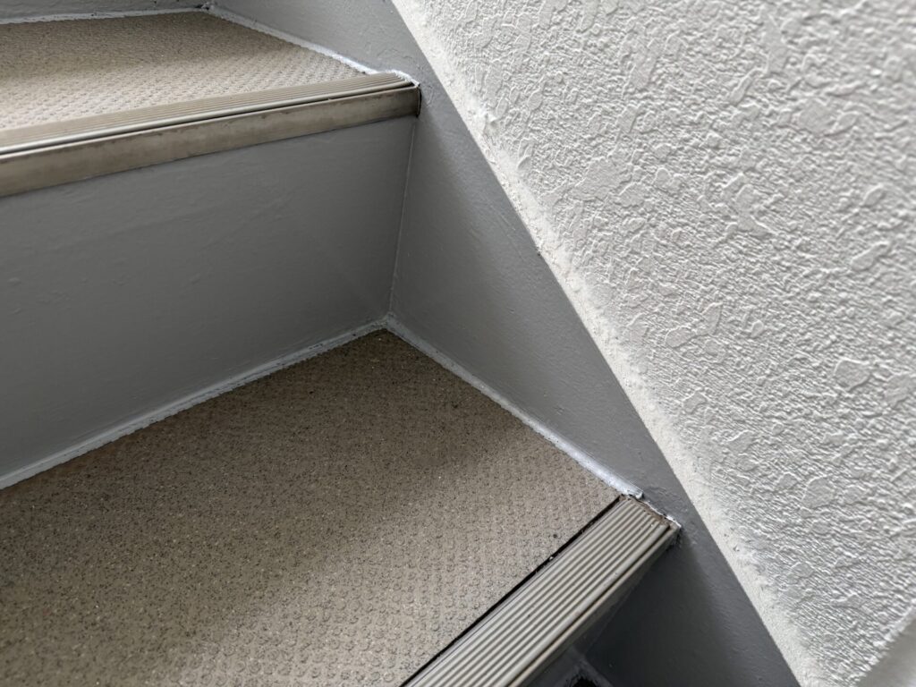 鉄骨階段塗装がすべて完了した様子。
