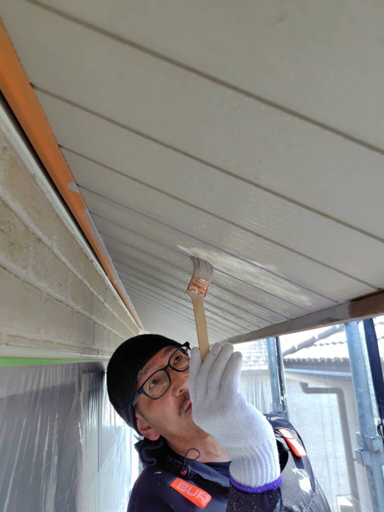 中塗り塗装する職人の様子