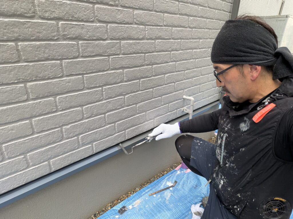 水切りの中塗り塗装を行う様子