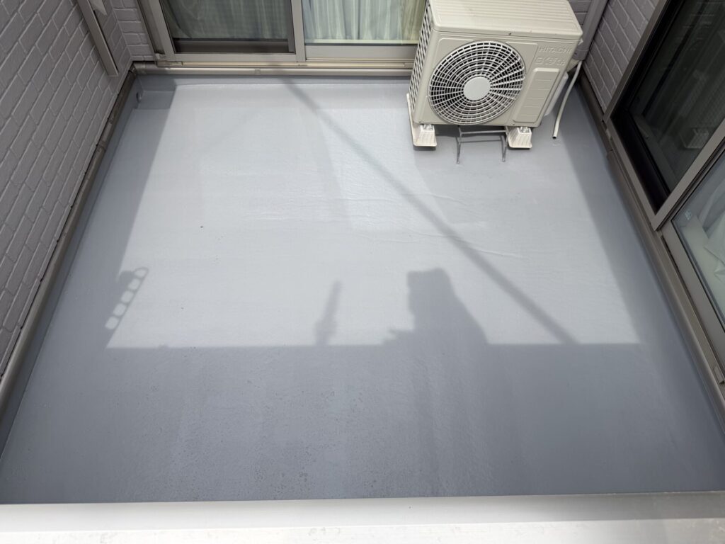 ベランダ防水工事（トップコート塗布）