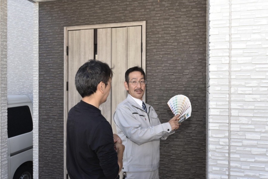 K.S美装の代表が直接お客様と話している写真