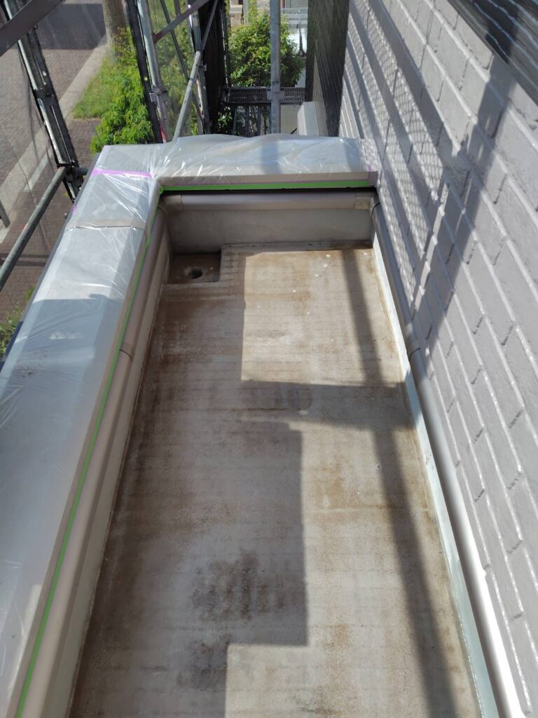 ベランダ施工前の状態。表面塗膜の擦れや黒ずみ汚れが確認できるベランダ床面