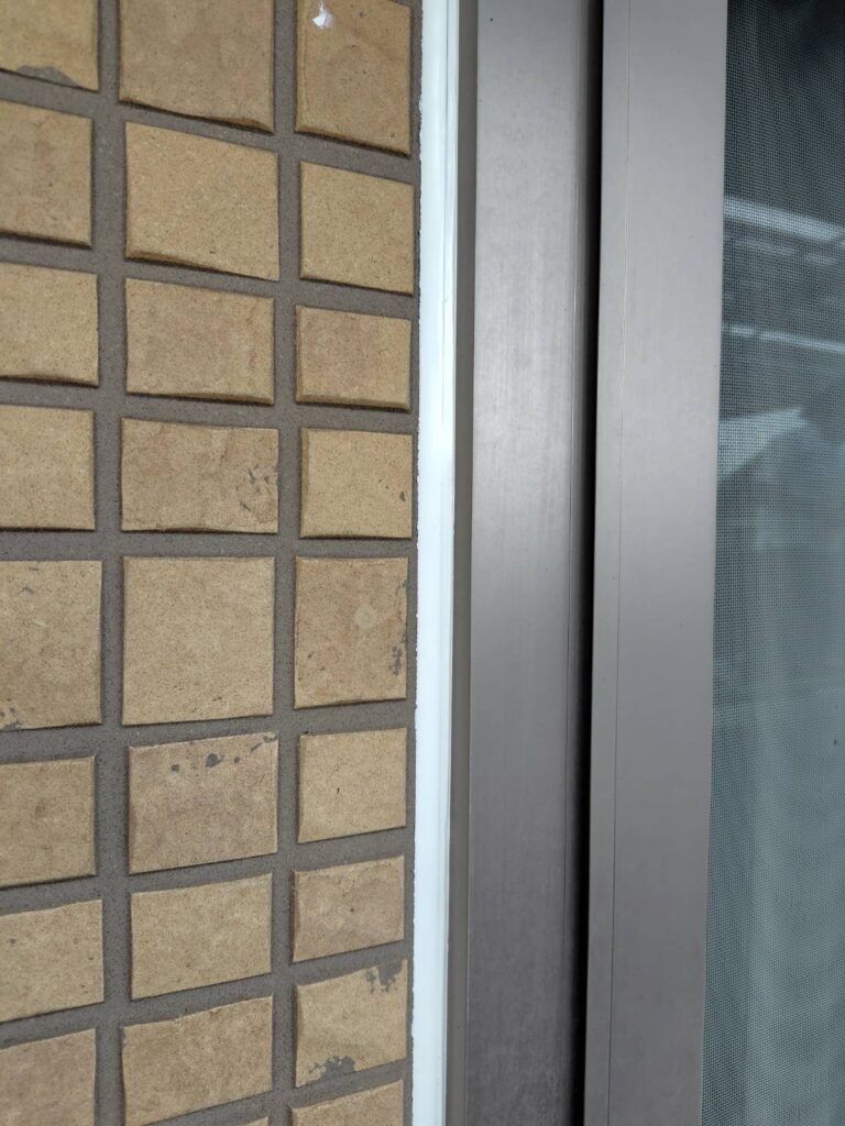 外壁目地のシーリング打ち替え作業が完了した美しい仕上がり