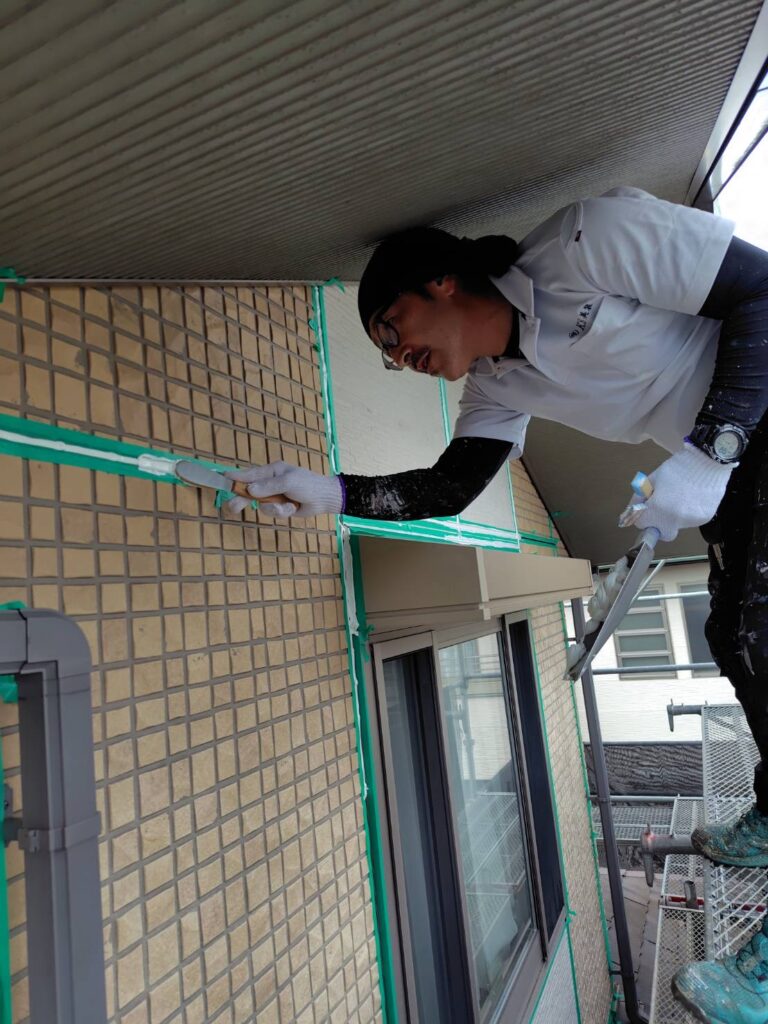 ヘラを使って打ち込んだシーリング材の表面を平らに圧着・仕上げ調整する職人