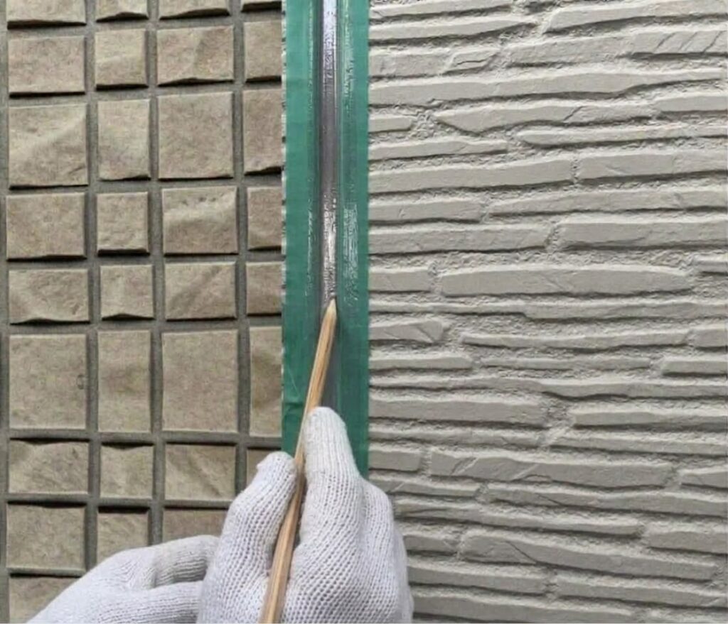 シーリング材の密着力を高めるため目地内部へプライマーを刷毛塗りする工程